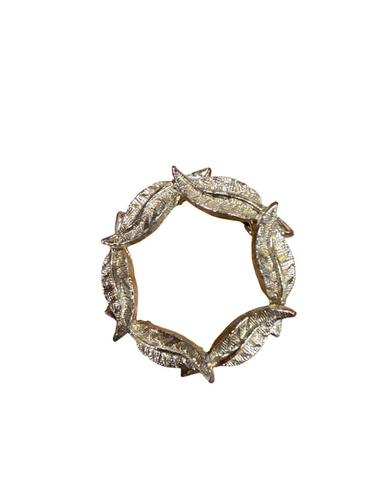 #040 Wreath Brooch